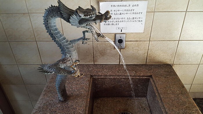 11. "Эта раковина в японском общественном туалете имеет форму дракона"