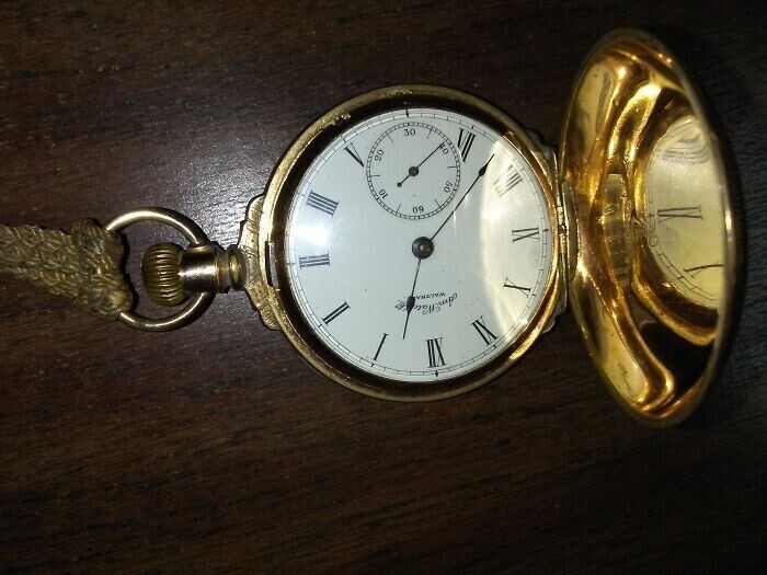 15. "Карманные часы моего дедушки. Подарены ему отцом на выпускной в 1918 году. Изготовлены американской часовой компанией Waltham в 1887 году"