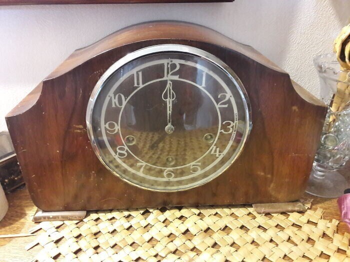 21. "Это часы моего прадеда. Он получил их от родителей, когда был подростком"