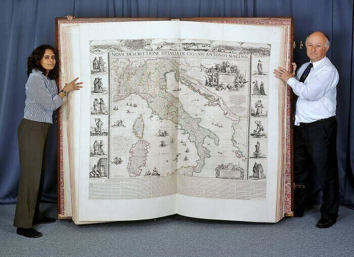 Атлас Кленке, впервые опубликованный в 1660 году, является одним из крупнейших атласов в мире. Родом из Нидерландов, его высота составляет 1,75 метра, а ширина-1,9 метра