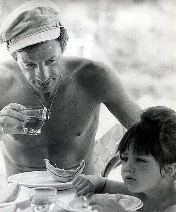 Жан–Пoль Бельмoндᴏ с дoчкой, 1963 год