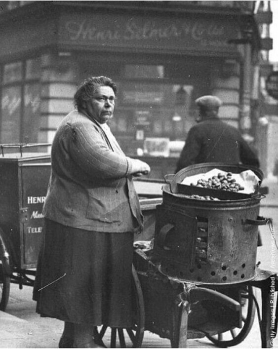 Продавщица жареных каштанов в Сохо, Лондон, Великобритания , 1935 год