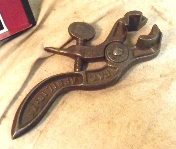 Старинный гаечный ключ