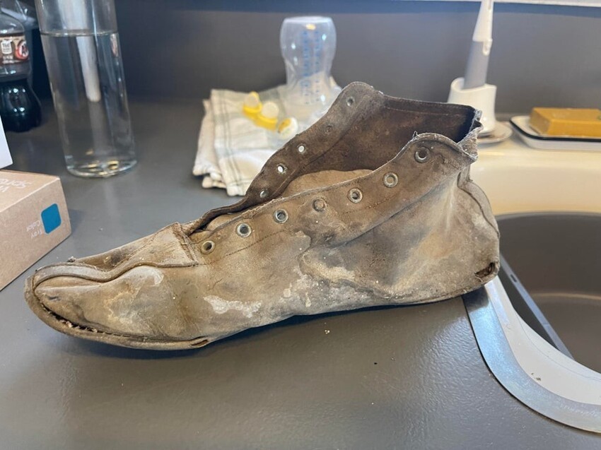 Старый ботинок, которому больше 100 лет 