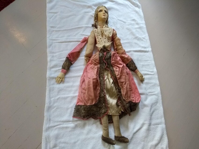 Нашла в доме тети куклу примерно 19-20 века