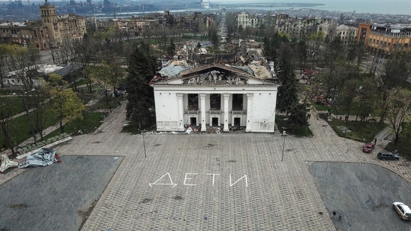 Очень символичное видео. Некогда одно из красивейших зданий Мариуполя превратилось в руины