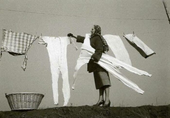 21. Домохозяйка снимает заледеневшие кальсоны, 1940-е