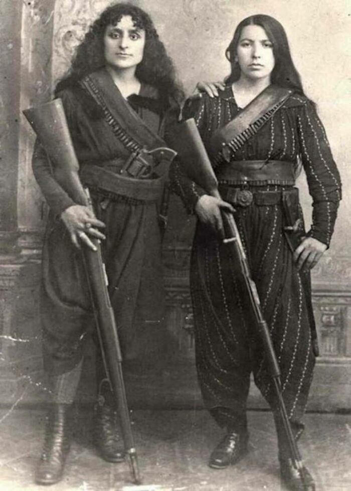 6. Армянки позируют с винтовками перед битвой с османами, 1895 год