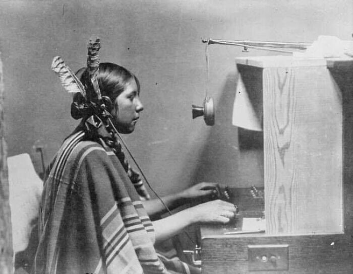 18. Хелен, телефонистка из числа американских индейцев, Монтана, 1925 год
