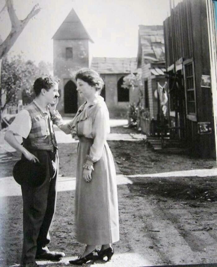 31. Встреча Чарли Чаплина со слепоглухой американской писательницей Хелен Келлер, 1919 год