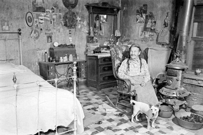 16. Женщина с собакой в своем доме в Техасе, 1938 год