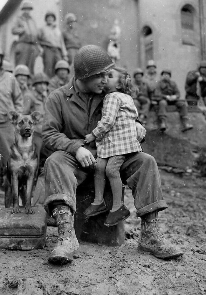 15. Маленькая француженка целует в щеку американского солдата в День святого Валентина, 1945 год
