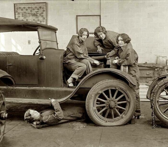 13. Прогрессивные старшеклассницы познают тонкости автомеханики в 1927 году