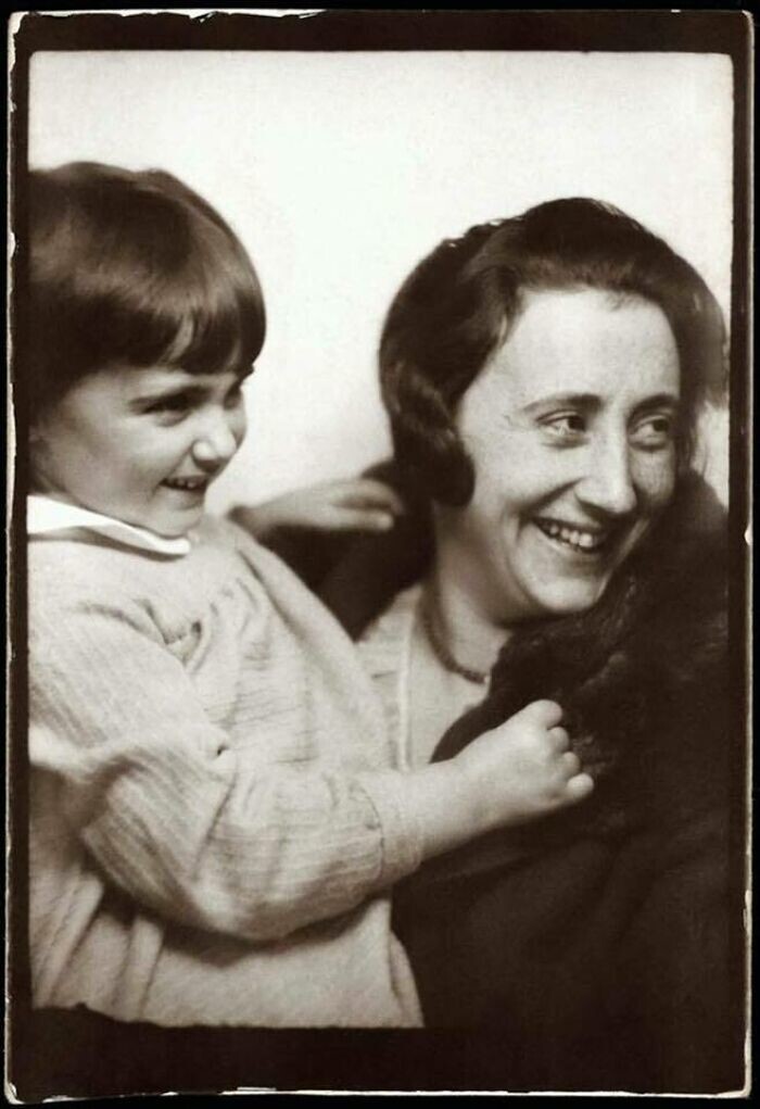 27. Анна Франк с матерью Эдит, 1932-33 годы