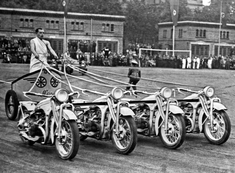 Когда лошадей заменили мотоциклами: 12 странных фото с гонок на мотоколесницах