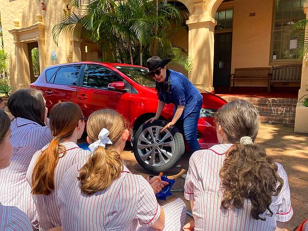 Школа ломает гендерные стереотипы и обучает девочек, как нужно ухаживать за автомобилями