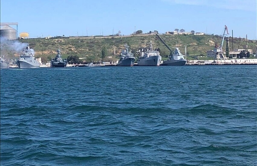 Крайний слева на фото – фрегат "Адмирал Макаров". Фото сделано сегодня утром, а «потопили» его «свидомиты» вчера