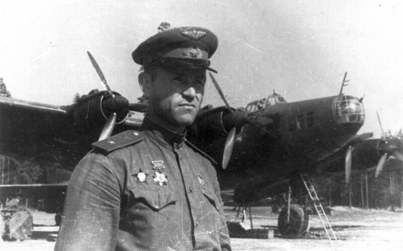 Майор С.С. Сугак у бомбардировщика Пе-8 с моторами АШ-82