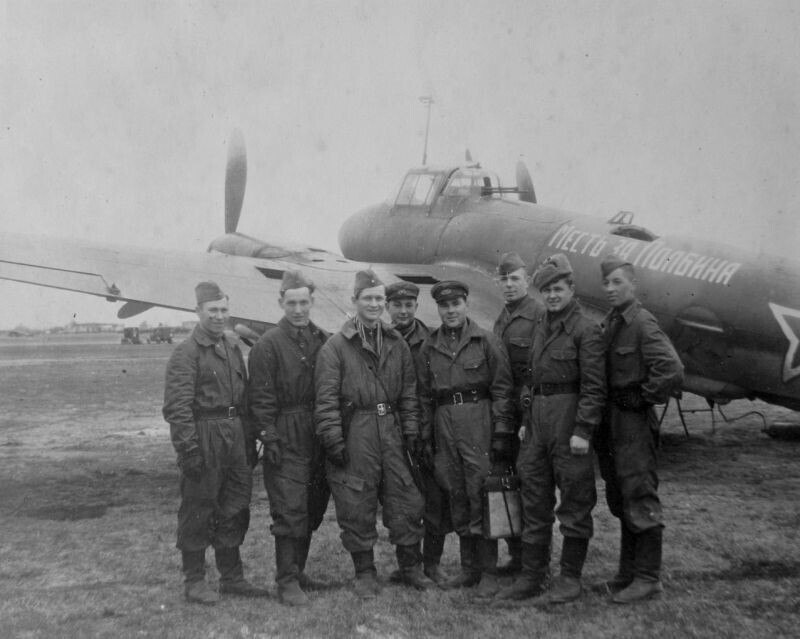 Члены экипажей у пикирующего бомбардировщика Пе-2 с надписью «Месть за Полбина!»