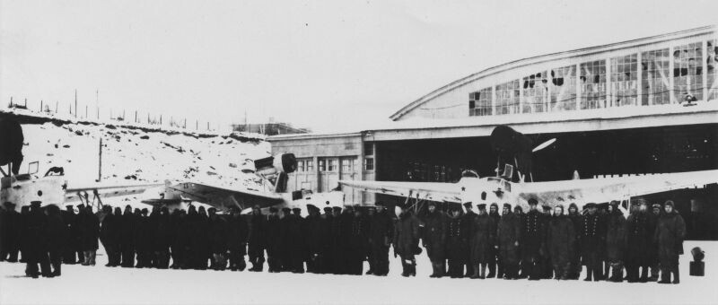 Личный состав и летающие лодки МБР-2 118-го морского ближнеразведывательного авиационного полка ВВС Северного флота у ангара на гидроаэродроме Грязная губа. Зима 1942-1943 гг.