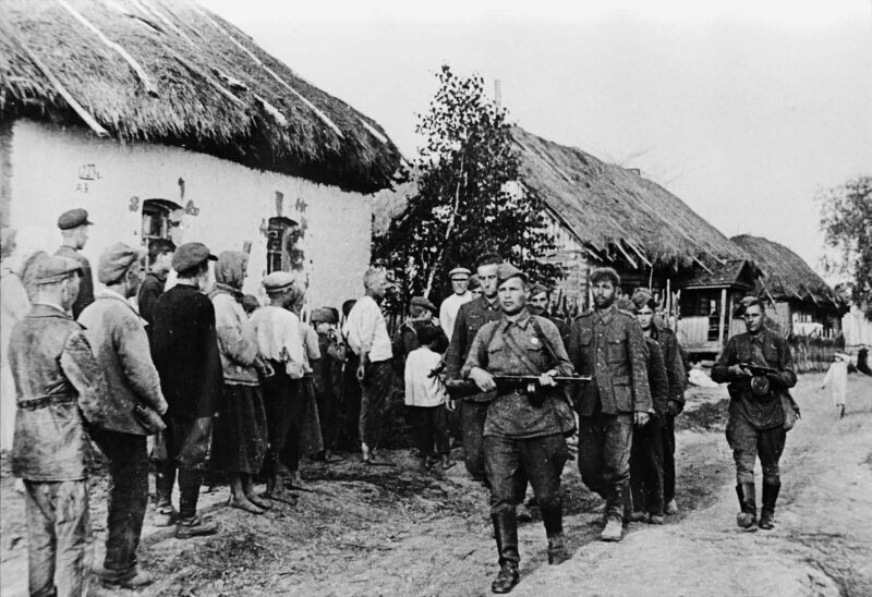 Советские солдаты конвоируют пленных немцев по улице села Белый Верх Орловской области (сейчас — Ульяновский район Калужской области).