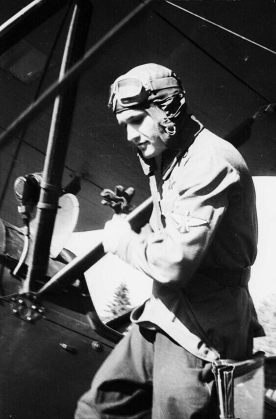 Командир звена 357-й отдельной авиационной эскадрильи связи старшина Николай Петрович Кузьменко (1920 г.р.) у своего самолета У-2. Калининский фронт.