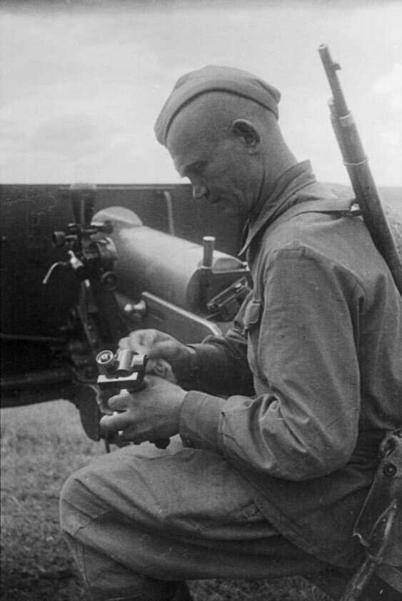 Наводчик красноармеец Н. Самусь чистит панораму ПГ-1 полковой пушки образца 1927 года