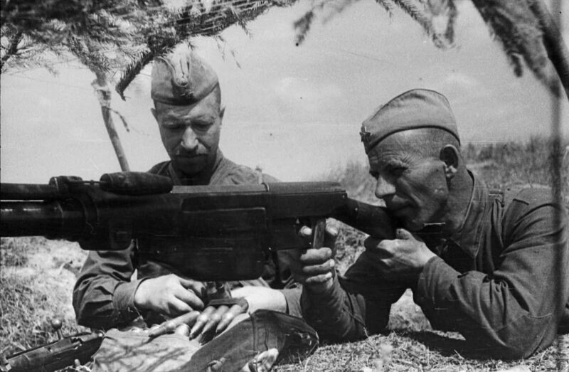 Бронебойщики с противотанковым ружьем системы Симонова (ПТРС-41, образца 1941 года) красноармейцы Д.Г. Беспалов и С.П. Бычков на Калининском фронте.