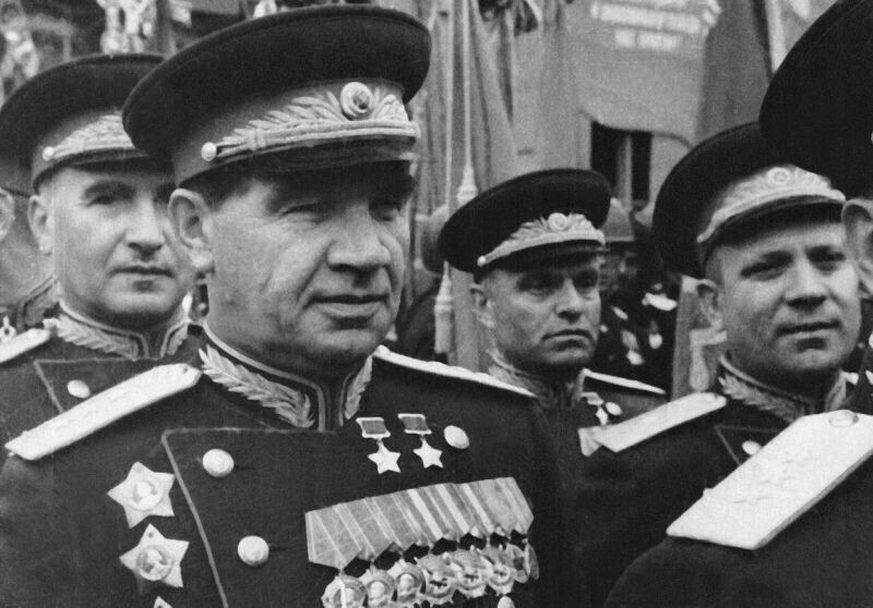 Дважды Герой Советского Союза генерал-полковник В. И. Чуйков на Параде Победы