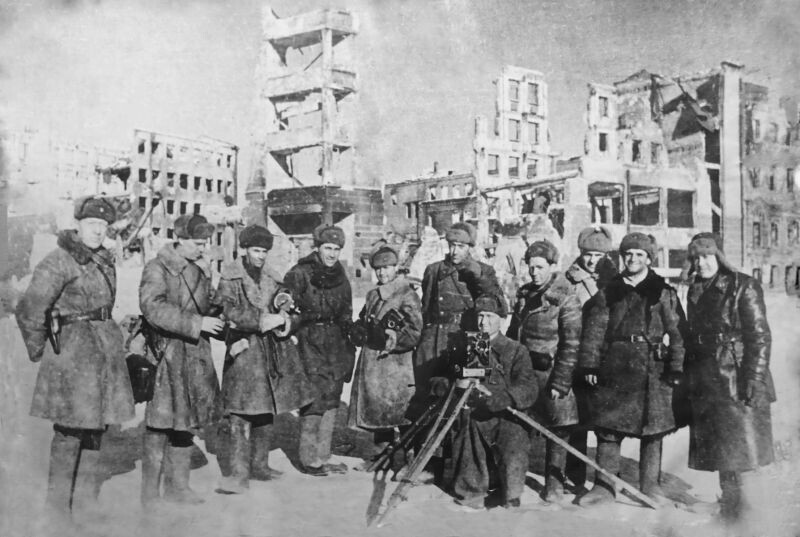 Киногруппа Сталинградского фронта в центре Сталинграда после окончания боев в городе