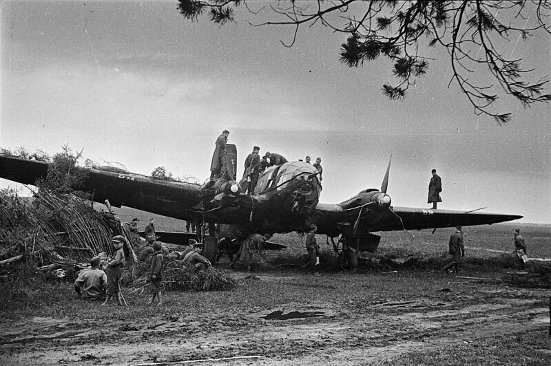  Красноармейцы и дети у захваченного (возможно, севшего на вынужденную посадку) немецкого бомбардировщика Хейнкель He 111.