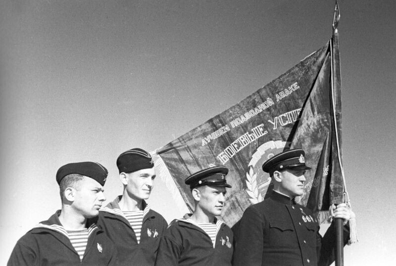  Командир подводной лодки М-171 капитан 3-го ранга В.Г.Стариков с красным знаменем