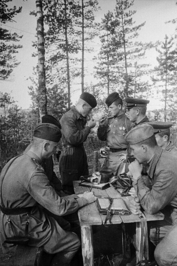 Командир эскадрильи 6-го отдельного гвардейского штурмового авиаполка капитан Иван Александрович Мусиенко (1915 — 1989, сидит первый слева) ставит боевую задачу летчикам. Калининский фронт.