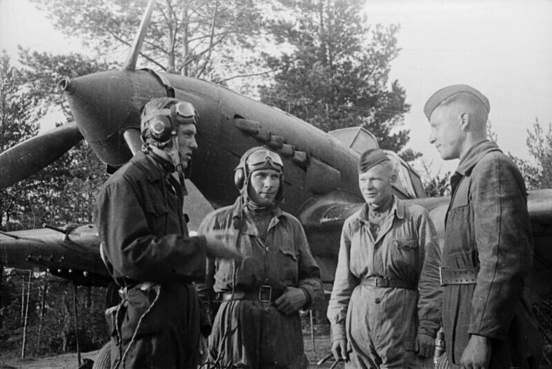 Командир звена 6-го гвардейского штурмового авиаполка Узков беседует с механиком Легеевым