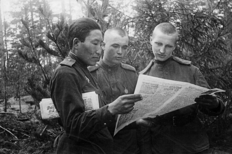 Бойцы 1308-го пушечного артполка читают красноармейскую газету «Вперед на врага»