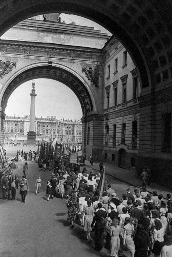 Колонна демонстрантов проходит под Триумфальной аркой главного штаба в Ленинграде. Демонстрация в честь победы над Германией. Время съемки: 09.05.1945