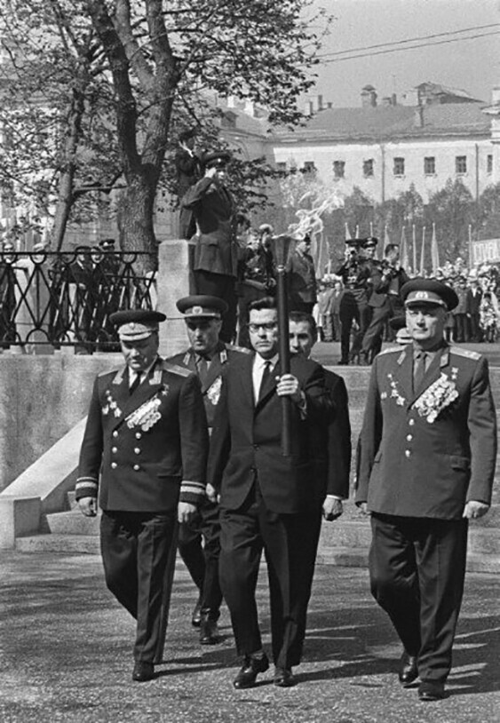 Герой Советского Союза Алексей Маресьев несет факел на церемонии зажжения Вечного огня Славы. Москва. 8 мая 1967 года.