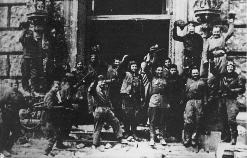 Советские солдаты у стен Рейхстага.  Место съемки: Берлин, Германия Время съемки: май 1945
