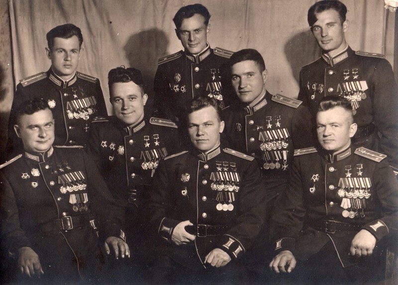 8 человек, которые уничтожили 20 полных эскадрилий Люфтваффе.