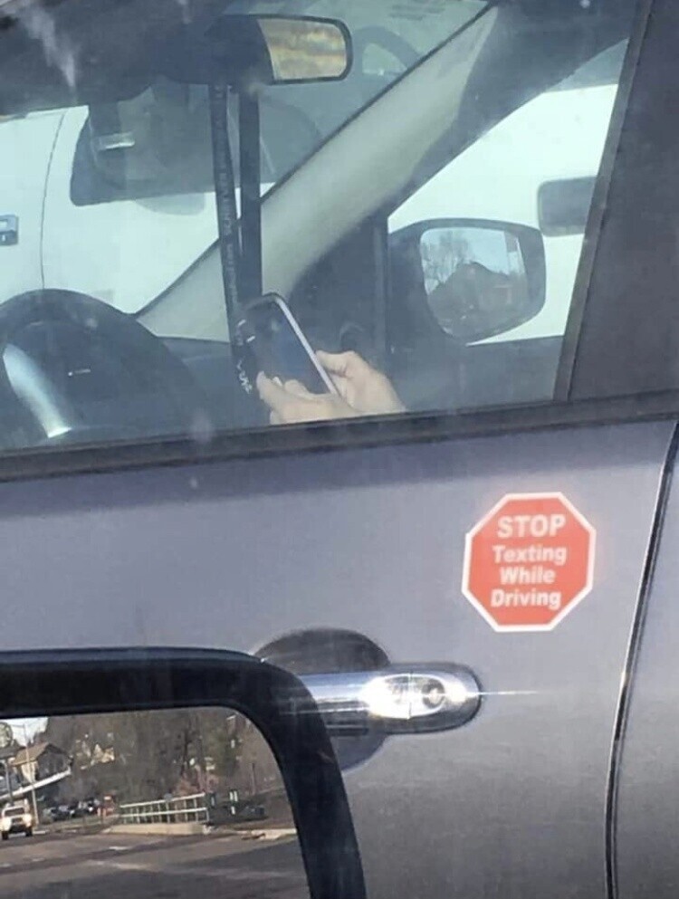 Надпись справа внизу: "Перестаньте печатать текстовые сообщения за рулём"