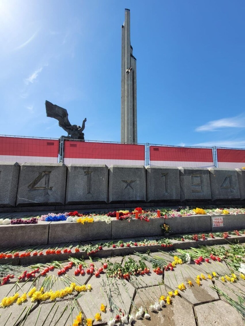 Жители Риги принесли столько букетов к монументу освободителям, что властям пришлось вызывать трактор