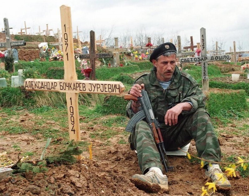 Русский доброволец, приехавший воевать за сербов в Боснийской войне, у могилы погибшего друга. Через месяц его похоронят неподалеку, июнь 1994 год