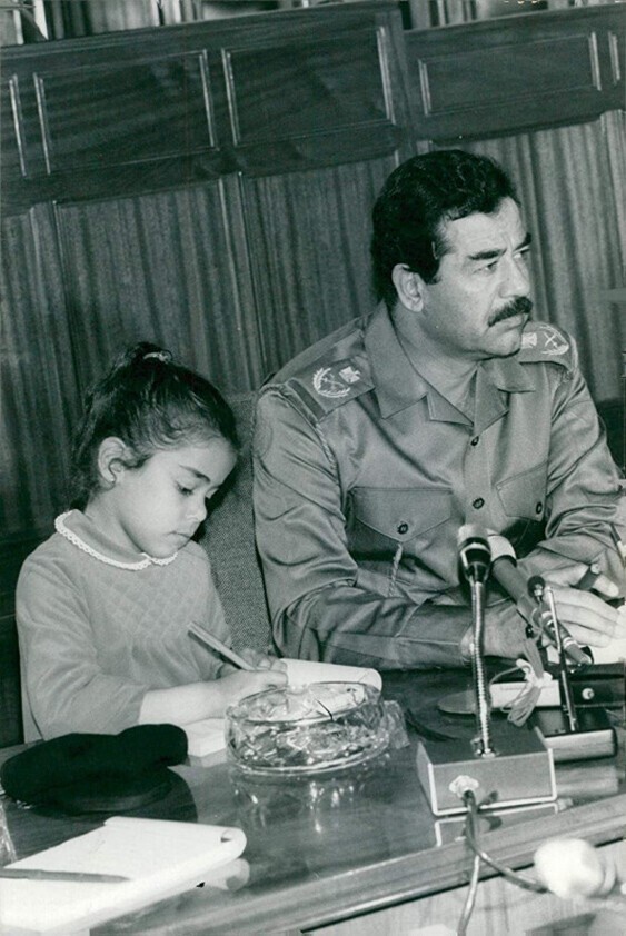 Саддам Хусейн на пресс-конференции с дочерью Халой, 1980-е годы
