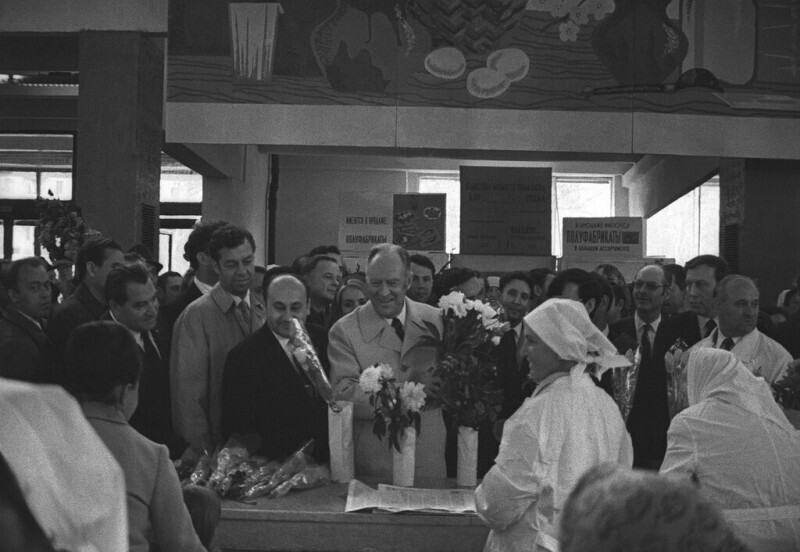 Госсекретарь США Уильям Пирс Роджерс общается с москвичами на рынке. Борис Косарев, май 1972 года, г. Москва.
