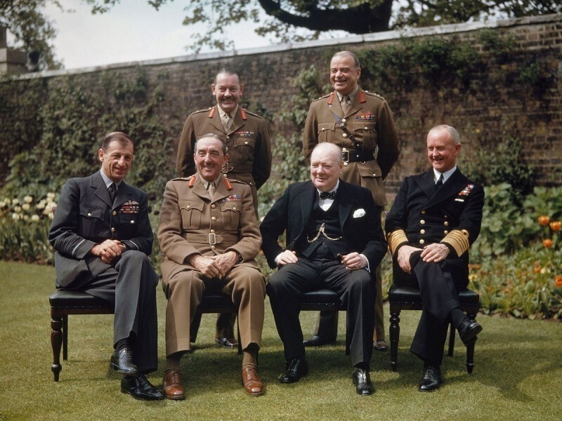 Уинстон Черчилль со своими начальниками штабов в саду Даунинг-стрит № 10. Рады победе