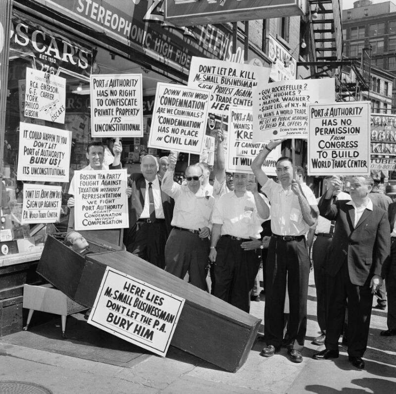 Владельцы малого бизнеса протестуют против строительства Всемирного торгового центра, 1962 год