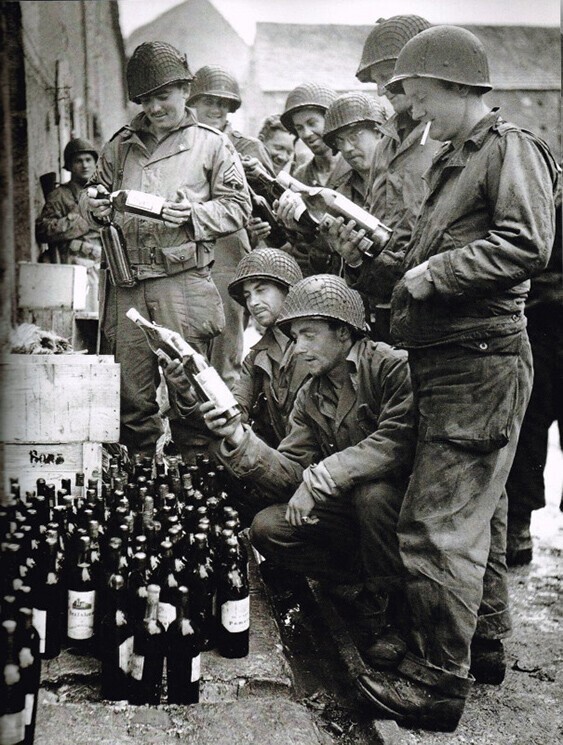 Американские солдаты рассматривают вино в Шербуре, Франция, июнь 1944 года