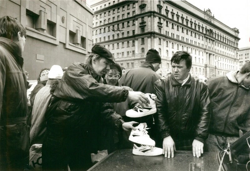 Уличная торговля заграничными кроссовками в Москве, (1600 руб.), 1992 год