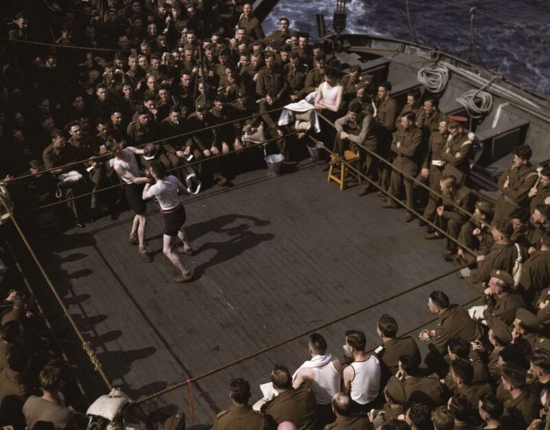 Советский матрос Дмитрий Коротич через мгновение отправит в нокаут английского боцмана Томаса Рейли во время товарищеского боксерского матча между английскими и советскими моряками, Балтийское море, май 1945-го