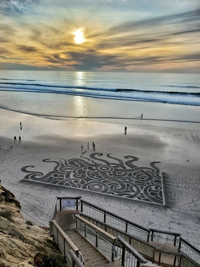 Песочный рисунок на пляже